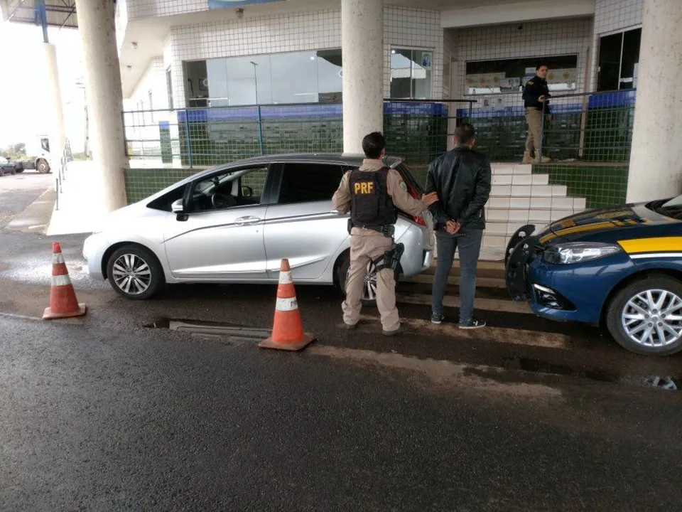 PRF recuperou quatro veículos roubados que seriam levados ao Paraguai - Foto: Divulgação/PRF