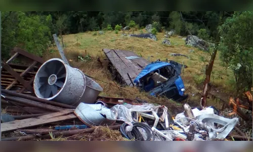 Duas carretas tombam na Serra do Cadeado 