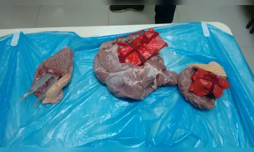 Mãe de preso tenta entrar na cadeia com droga e celular escondidos em carne