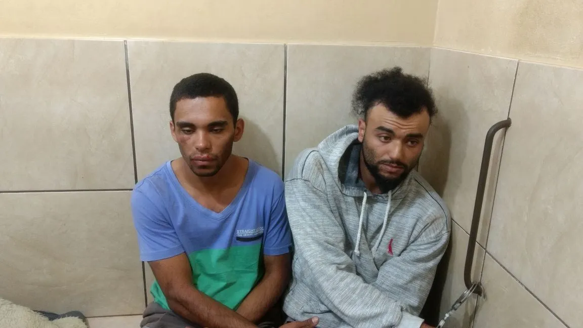 Os dois foram presos pela PM de Maringá com a caminhonete roubada em Apucarana. Foto: Divulgação/ Polícia