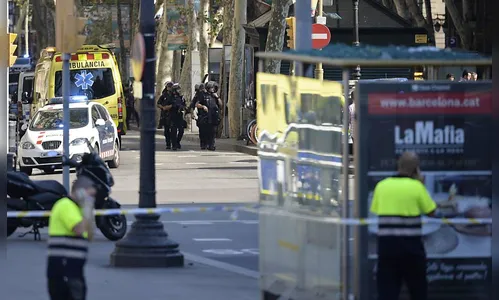 Van atropela multidão em Barcelona e deixa ao menos 13 mortos e 50 feridos