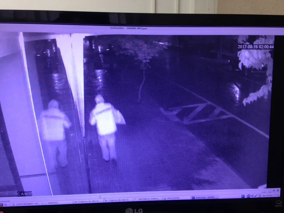 Ação de ladrão foi filmada por câmeras de monitoramento de supermercado   - Foto: Reprodução/Maicon Sales