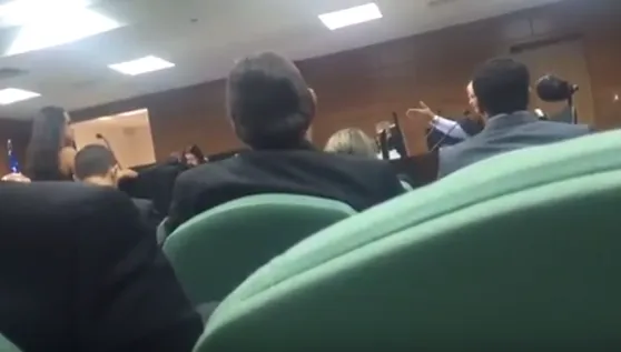 Advogada foi alvo de reprimenda porque trajava camiseta em audiência - Foto: Reprodução