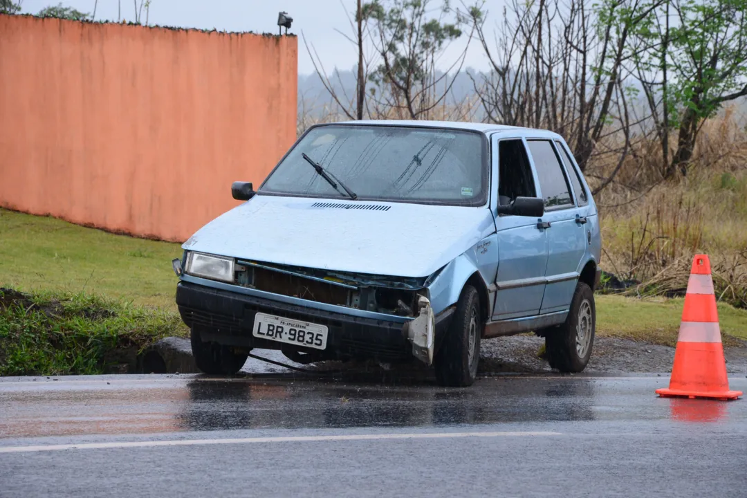 Carro foi abandonado por ocupantes após acidente - Foto: Delair Garcia