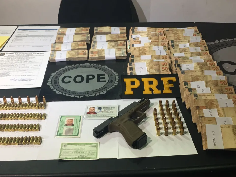 Arma, dinheiro, munições e e documentos apreendidos com suspeito - Foto: Divulgação/Sesp
