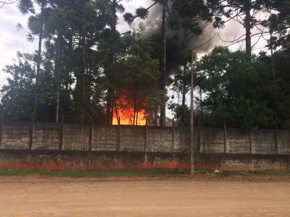 Barracão de materiais de construção foi destruído pelas chamas - Foto: Almir Santanna/Banda B