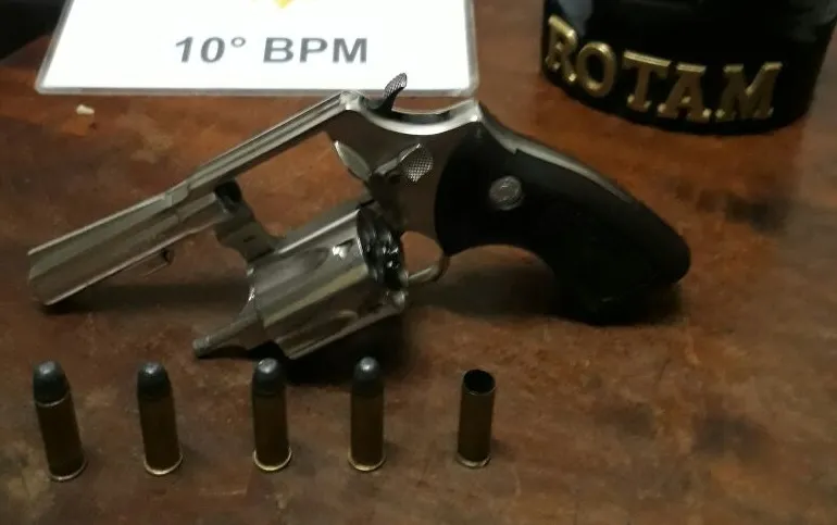 Com suspeito preso a PM apreendeu um revólver Taurus, calibre.38 especial, furtado na cidade de Campo Mourão - Foto: Divulgação