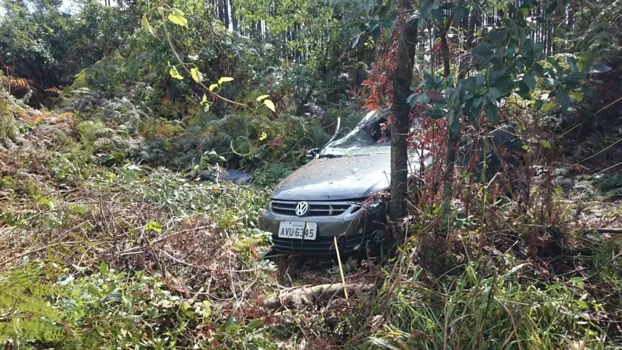 VW Gol teve danos de grande monta e 3 pessoas ficaram feridas - Foto: Édi Willian