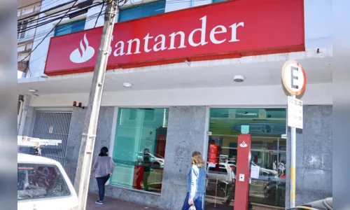 
							Ladrões furtam cofre de agência bancária em Arapongas
						
						