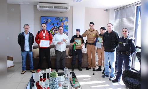 Prefeito homenageia equipe do Canil Integrado e atleta de taekwondo