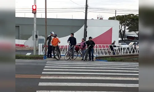 Semáforo para pedestres é instalado em avenida de Arapongas