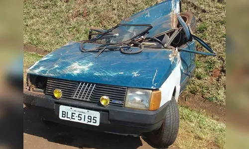 Fiat Uno fica destruído após capotamento em Faxinal
