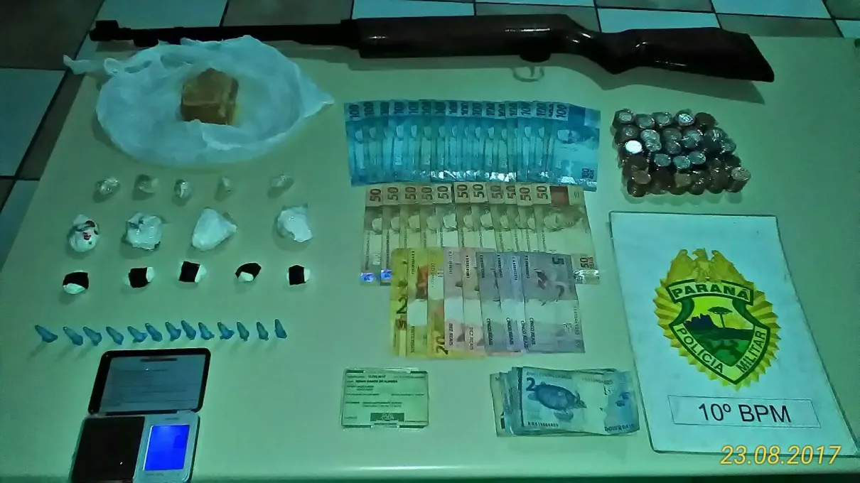 Dinheiro e drogas apreendidos na zona norte de Apucarana - Foto - Divulgação