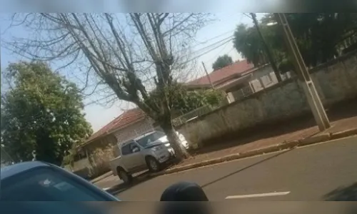 Motorista invade preferencial e caminhonete bate contra árvore em Arapongas