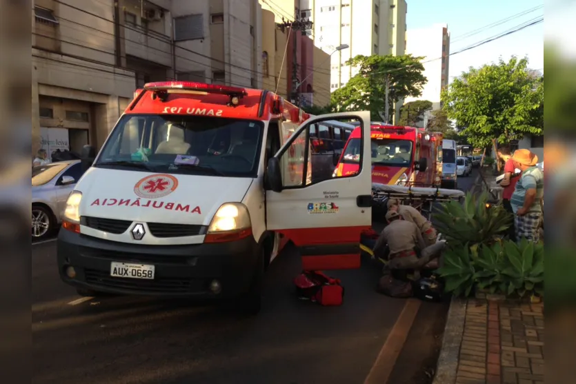  Samu e bombeiros socorreram a motociclista. Foto: Maicon Sales 