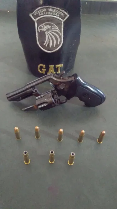 Revolver e munição apreendidos pela GM. Foto: Assessoria