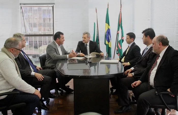 Ministério Público do Paraná e o Instituto Ambiental do Paraná assinaram termo de cooperação. Foto: Assessoria