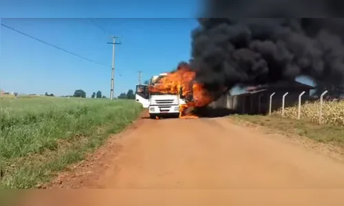 Caminhão pega fogo em estrada rural de Mauá da Serra
