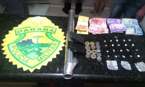 PM flagra casal suspeito de vender drogas com 21 pedras de crack