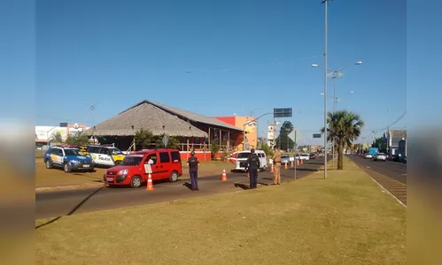 PM aplica seis multas e apreende moto em operação