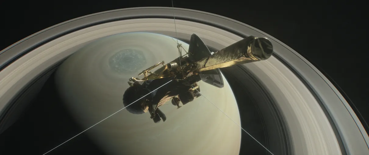 A nave espacial Cassini da NASA é mostrada em direção a Saturno e seus anéis durante um dos 22 mergulhos deste final da missão Imagem - NASA / JPL-Caltech