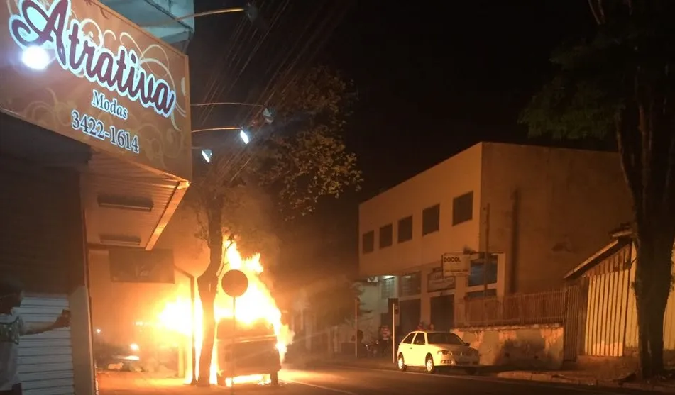 Kombi foi destruída por incêndio no centro - Foto - Reprodução - Whatsapp