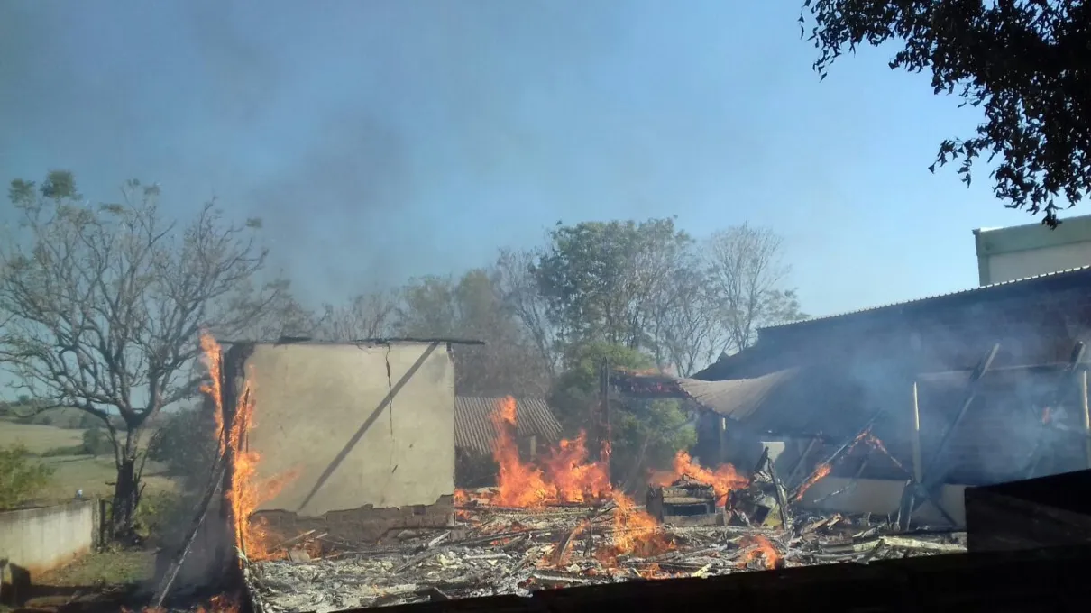 Incêndio destruiu casa situada na Rua Geraldo do Carmo Foto  - Adeilde Alves (Grilo) 