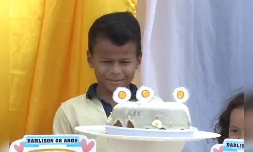Garoto ganha festa de aniversário com tema “pão com ovo”