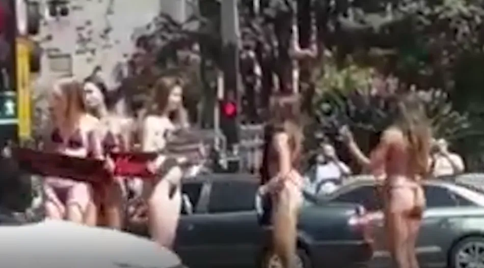 Motorista se distrai vendo mulheres de biquíni e bate carro; veja vídeo