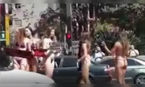 Motorista se distrai vendo mulheres de biquíni e bate carro; veja vídeo