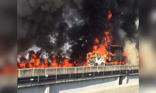 Acidente com dezenas de carros causa mortes e explosão em estrada de SP