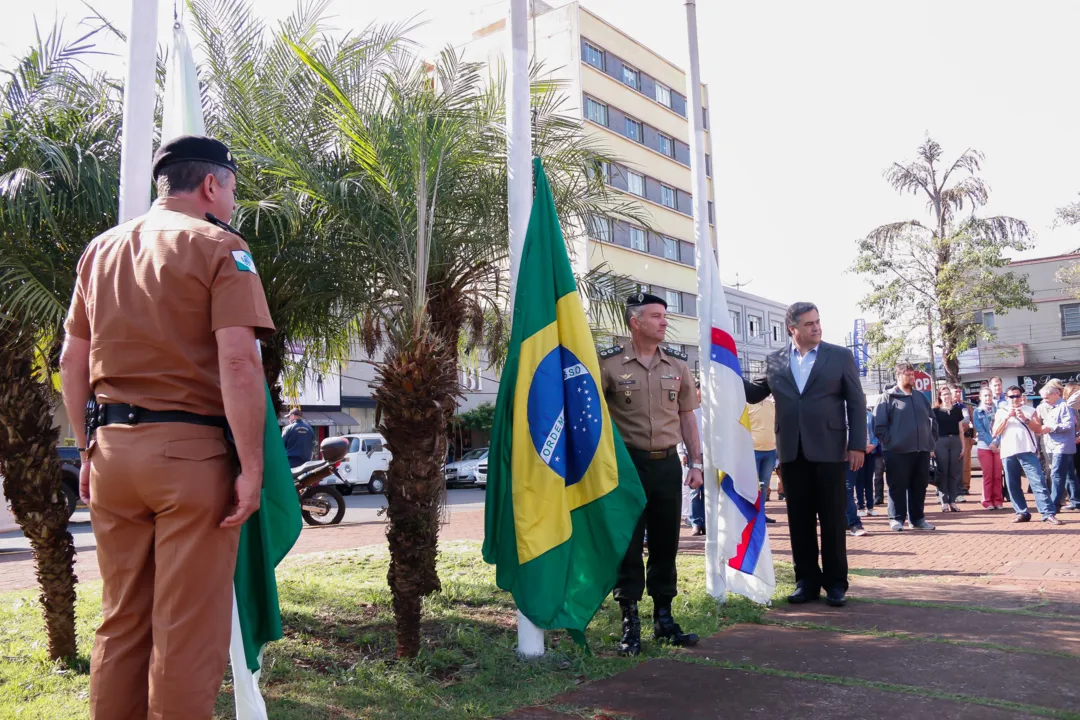 Tenente-coronel José Luis Barbosa Deina e o prefeito Beto Preto durante hasteamento de bandeiras - Foto: Divulgação