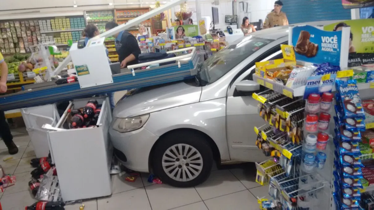 Carro atingiu produtos e um caixa de atendimento. Foto: Maurício Pedreira/WhatsApp