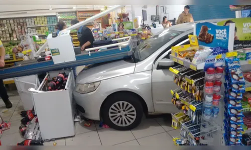 Carro invade supermercado em Rolândia  