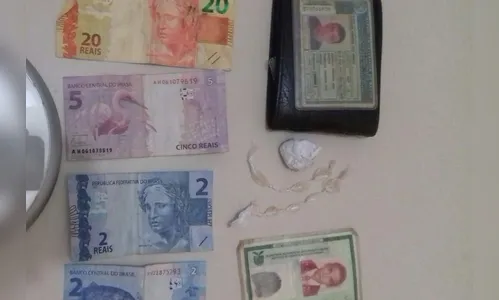 Homem é flagrado mantendo comércio de drogas em casa de traficante preso