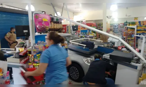 
							Carro invade supermercado em Rolândia  
						
						