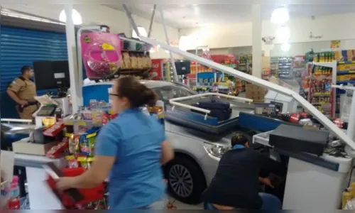 
							Mulher confunde pedal e carro invade supermercado no Paraná  
						
						