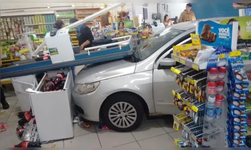 Mulher confunde pedal e carro invade supermercado no Paraná  