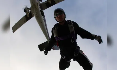 Paraquedista escapa de colisão com avião; veja vídeo