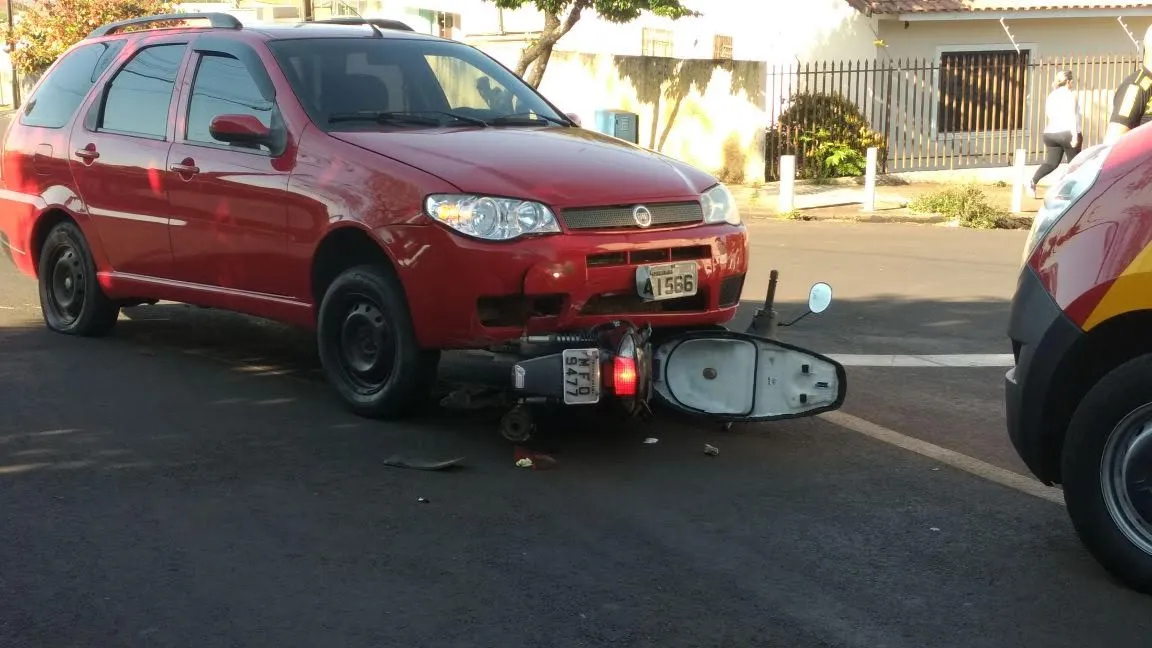 Motocicleta foi parar embaixo do automóvel. (foto - reprodução/whatsapp)