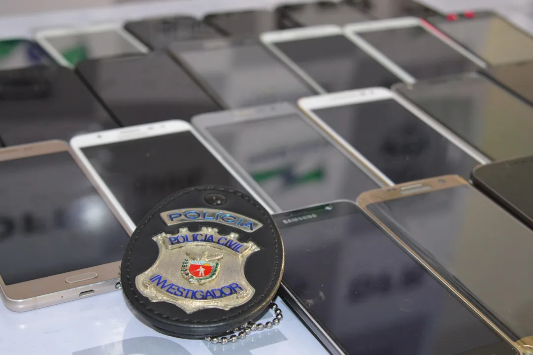 Vinte e três telefones celulares, sem procedência, foram apreendidos pela Delegacia de Furtos e Roubos. Foto: Polícia Civil