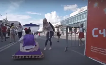 Aladim russo passeia em cidade com seu tapete mágico; veja vídeo - Foto: Reprodução/YouTube