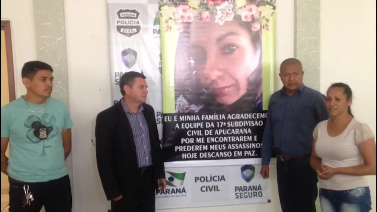Elenita entregou o banner de agradecimento aos policiais de Apucarana. Foto: Reprodução