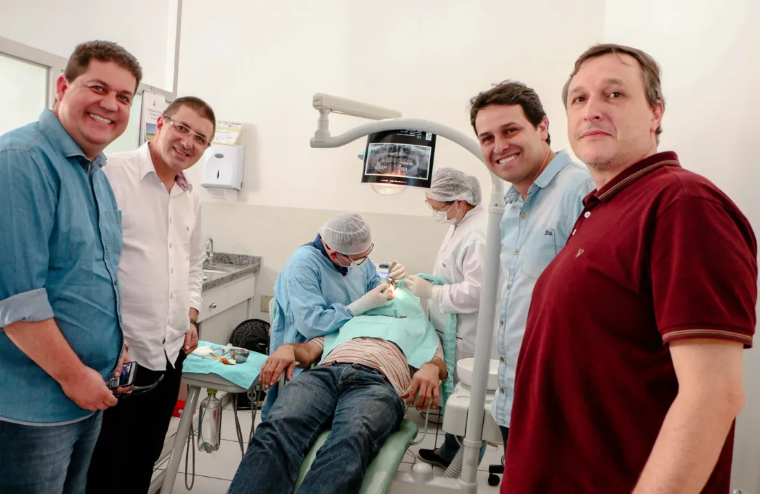 Nos últimos meses, o programa de implante dentário da Autarquia Municipal de Saúde tem atraído a visita de autoridades municipais de várias cidades do estado (Foto – Profeta)