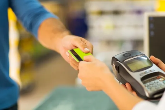 ​A maioria dos brasileiros usa  o cartão de crédito em supermercados (62%) e em farmácias (49%). Foto: Assessoria