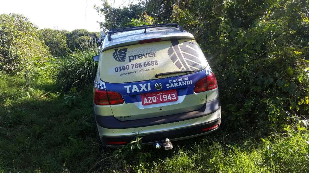 Veículo foi encontrado abandonado em meio à matagal. (FOTO - whatsapp)