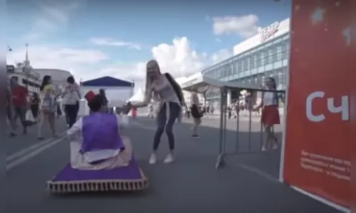 Aladim russo passeia em cidade com seu tapete mágico; veja vídeo