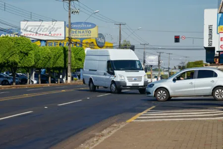 Motoristas se arriscam ao fazer conversão proibida na Avenida Minas Gerais. Foto: Sérgio Rodrigo