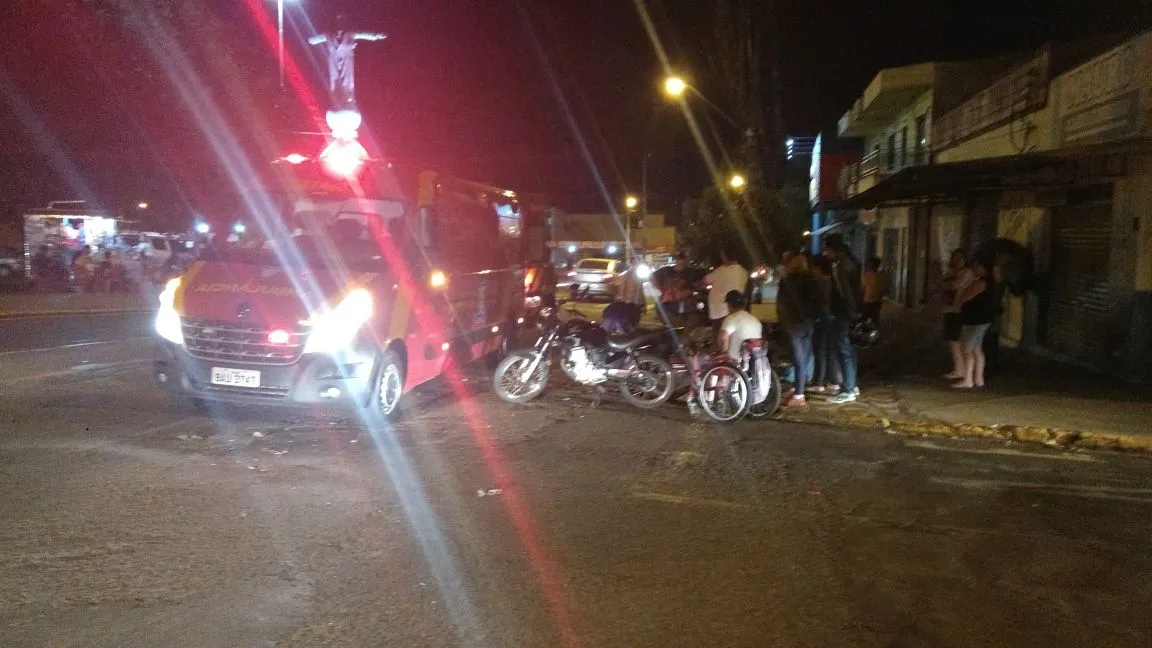 VW Saveiro e moto colidiram na noite desta quinta-feira (7): casal ficou ferido -  Foto: Zé da Balada
