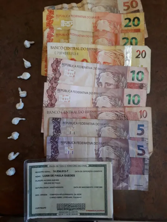  Nove pedras de crack e R$ 150 em dinheiro foram apreendidos com suspeito no Terminal Urbano - Foto: Divulgação/PM